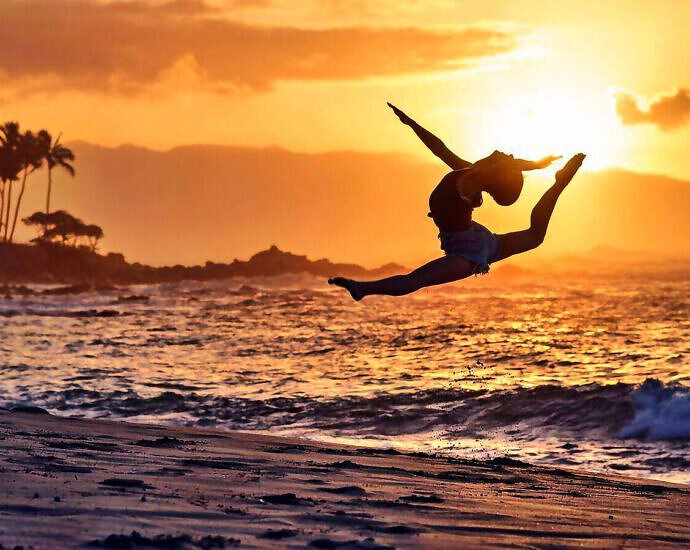 Eine Frau die vor Freude in die Luft springt