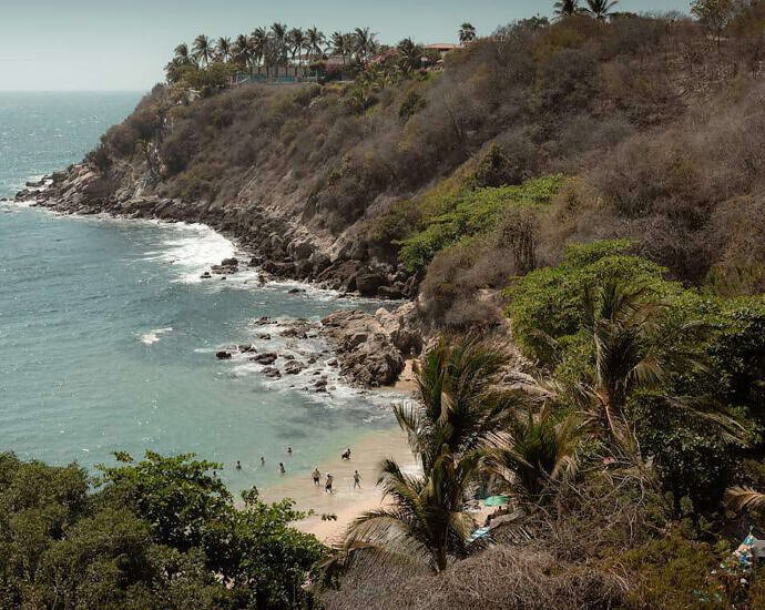 Wunderschöner Strand mit Meerblick und Palmen in Mexiko.