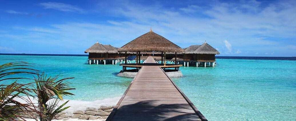 Bid von den Malediven, Hütten mit Steg im Wasser