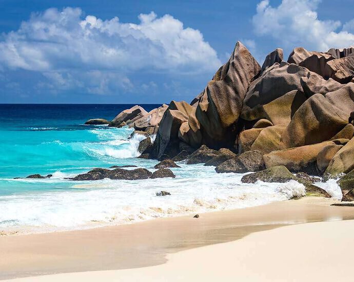 Ein Strandbild von den Seychellen.