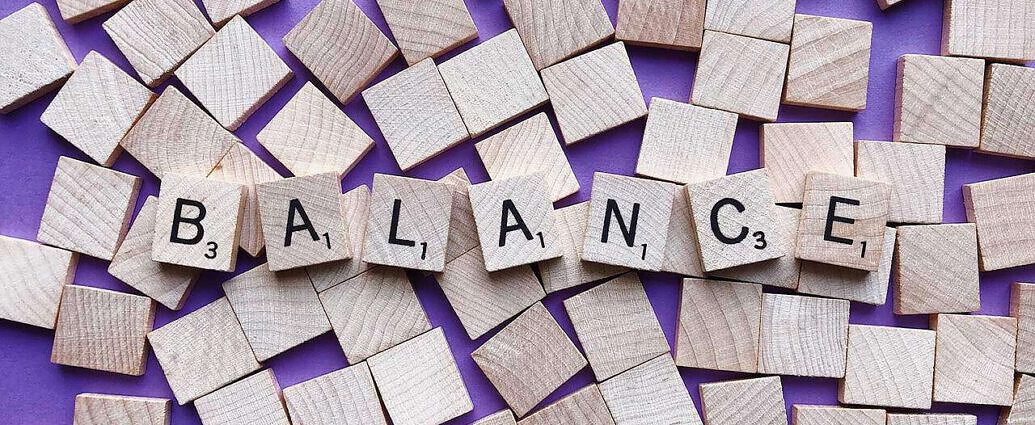 Ein Bild von vielen Würfeln des Spiels Crippels mit den Buchstaben des Wortes Balance.