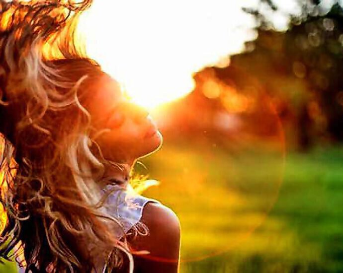 Der Kopf einer jungen Frau mit verträumtem, sinnlichem Blick.