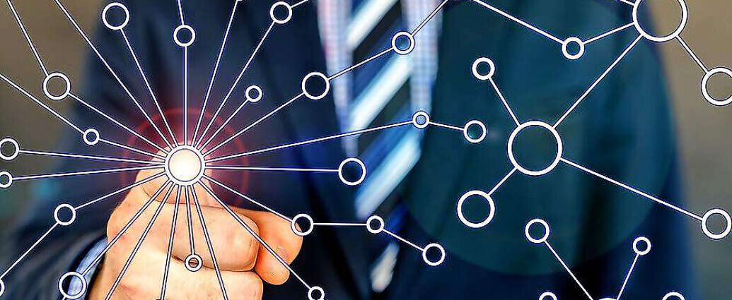 Bild eines Managers, der mit dem Finger auf eine viereckige Matrix zeigt.