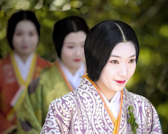 Ein Bild von japanischen Frauen in ihrer traditionellen Tracht bei einer Zeremonie.