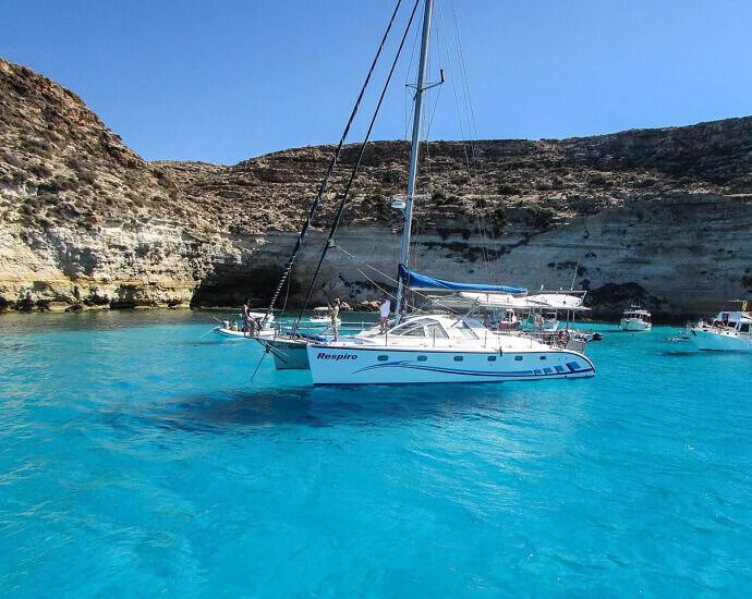 Ein schönes Bild vom Rabbit Beach auf Lampedusa in Italien mit Strand und Meer.