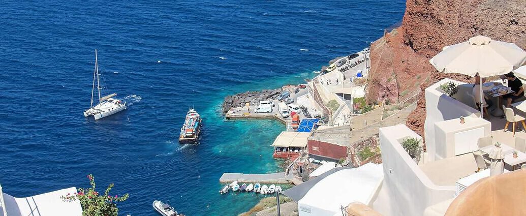 Der Ausblick auf das Meer von Santorin ist wunderschön.