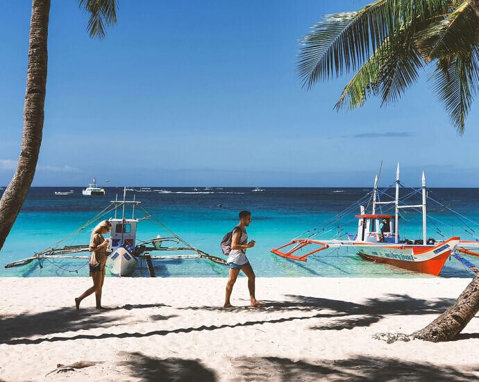 Ein schönes Bild von Boracay auf den Philippinen mit Strand und Meer.