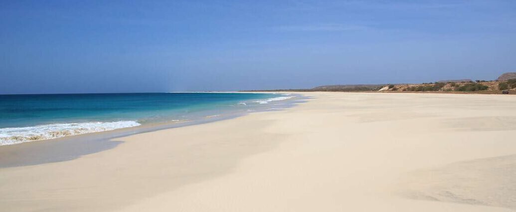 Ein Bild von Kap Verde mit Blick auf das Meer und den Strand.