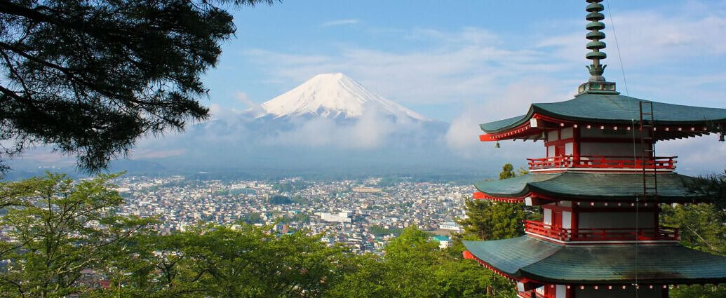 Ein Landschaftsbild mit einem Tempel und einem Berg im Hintergrund von Kyoto.