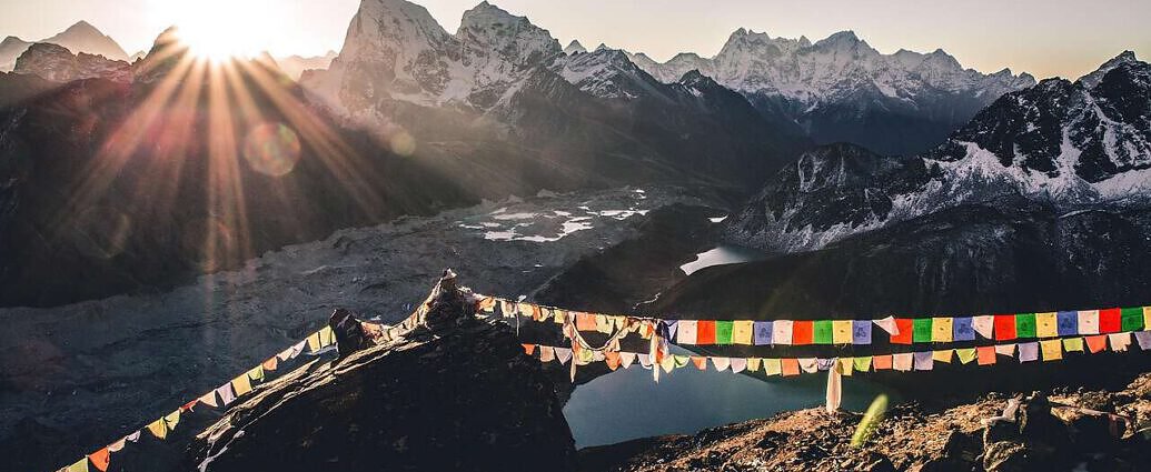 Ein Bild von Nepal mit Blick auf die majestätischen Annapurna-Berge.
