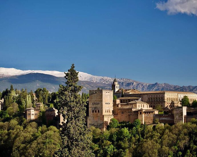 Ein Bild von Granada mit dem Alhambra-Hügel im Hintergrund.