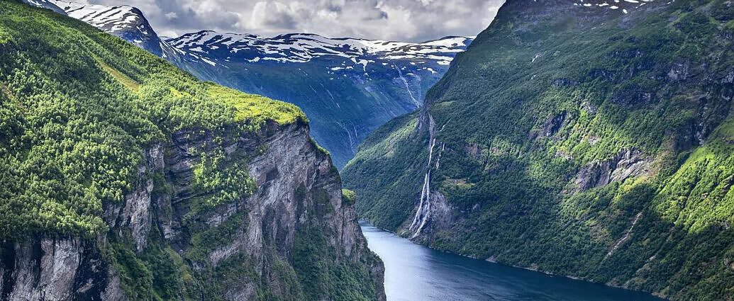 Ein Bild von den Klippen Norwegens und den atemberaubenden Fjorden.