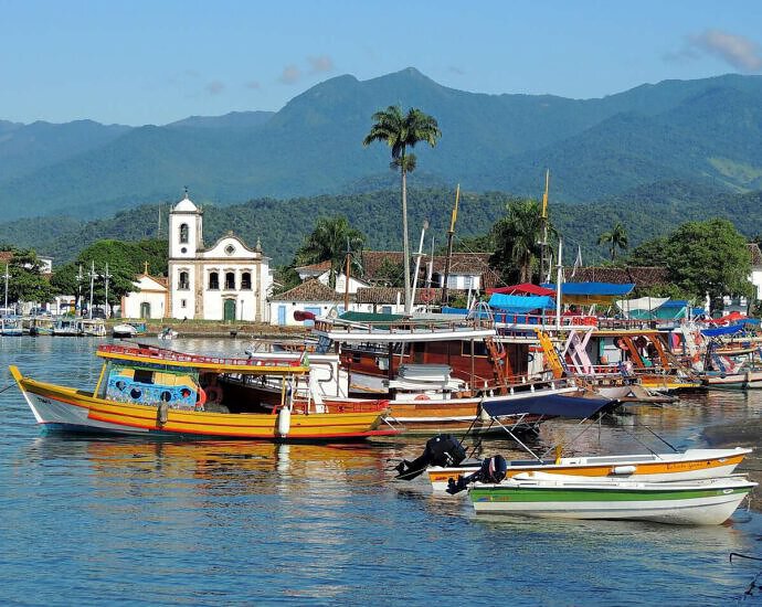 Ein Bild von Brasilien mit seiner schönen Landschaft, Dschungelbergen und einem Hafen davor.