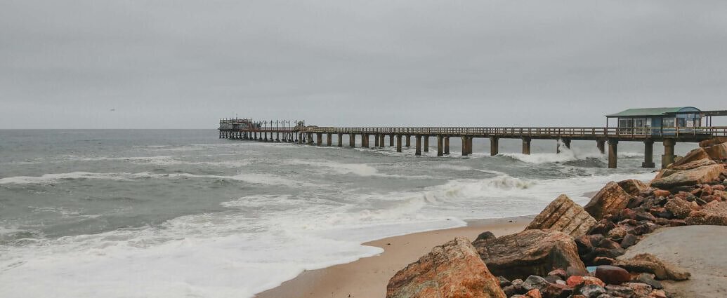 Ein Bild von Swakopmund. Die Stadt liegt direkt an der Küste zwischen Atlantikküste und Namib-Wüste.