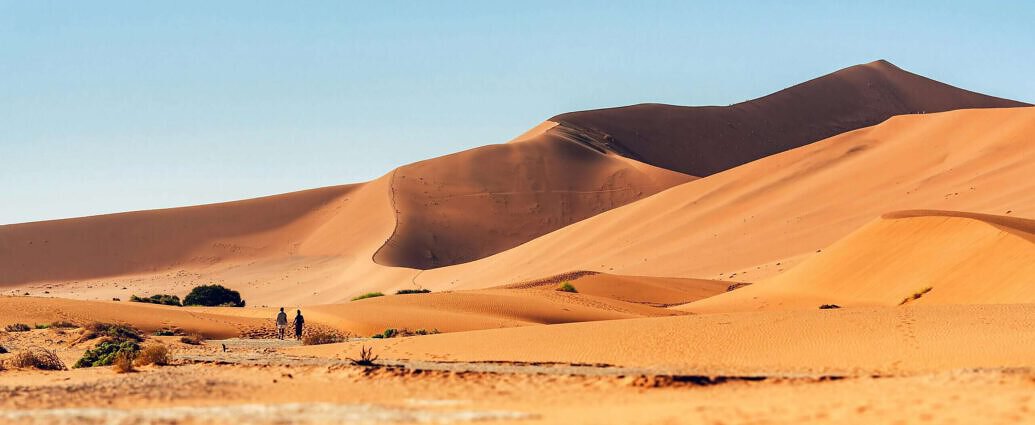 Hier ist ein Bild der Roten Dünen von Sossusvlei in der Namib-Wüste.