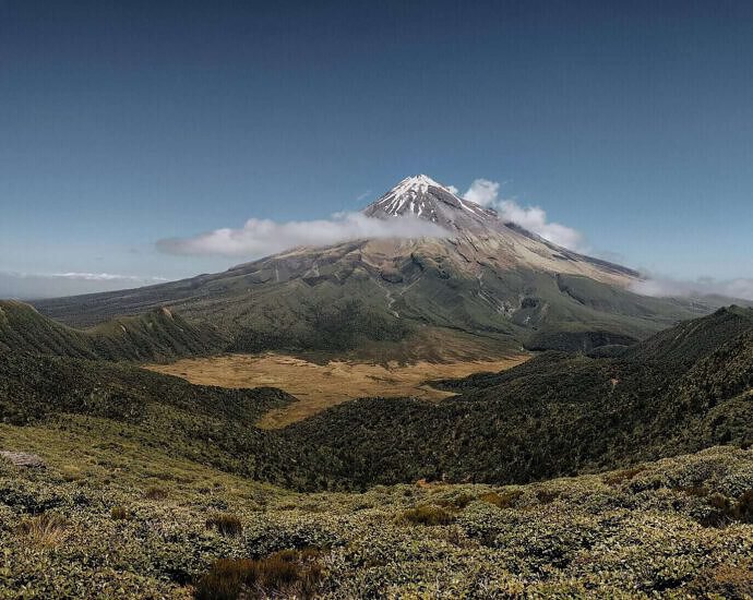 Ein Bild von Neuseeland mit seiner rauen Vulkanlandschaft.