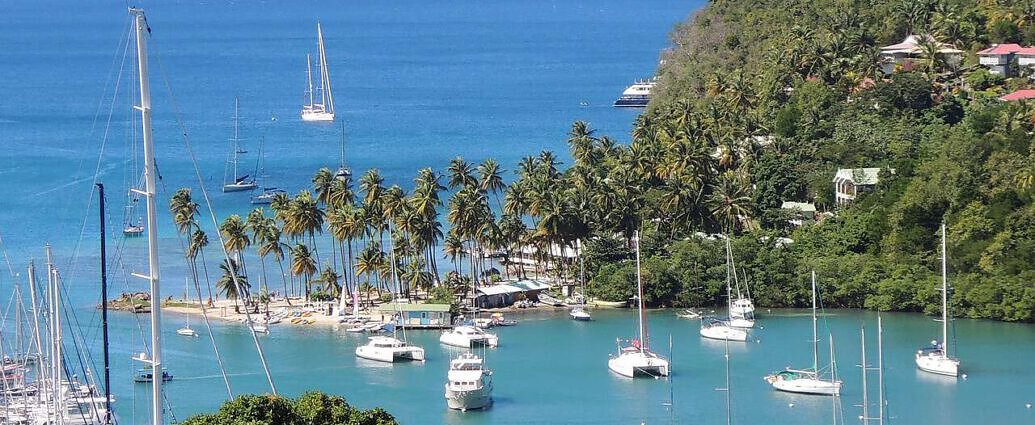 Ein Bild von St. Lucia – Gipfel der Pitons auf Sicht auf der Hafenbucht.