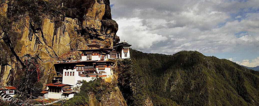 Ein Bild von Bhutan das dass berühmteTigernest Kloster zeigt.