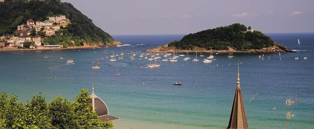 Ein Bild von San José in Costa Rica mit Blick auf das Meer, den Strand und die Inseln.