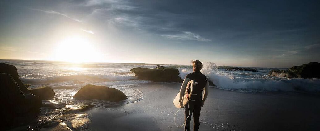 Ein Bild von einem Surfer am Strand von Freiheilake Taupō in Neuseeland.