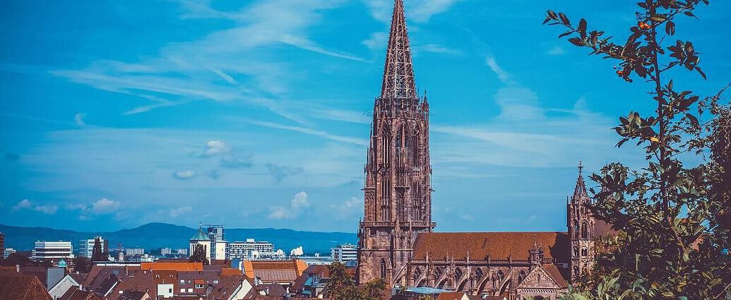 Ein Stadtbild, das über den Dächern von Freiburg im Breisgau thront.