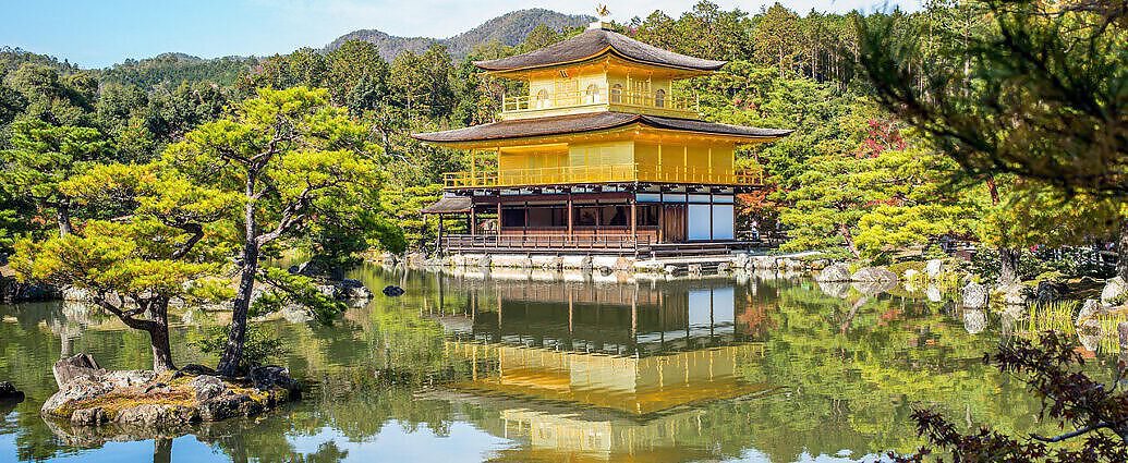 Ein Bild von einem japanischen Tempel inmitten der Natur.