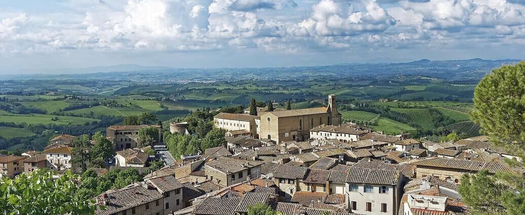 Ein Bild von der Toskana in Italien, das die wunderschöne Landschaft zeigt.