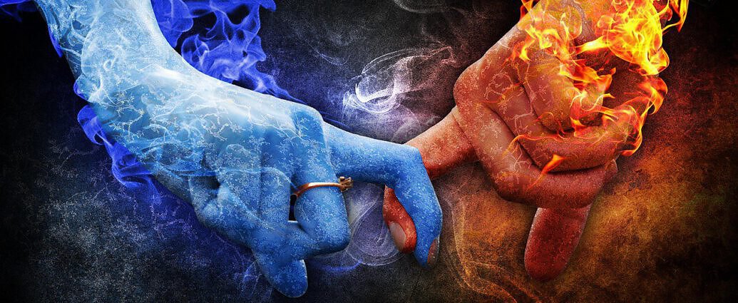 Zwei Hände, eine aus Feuer, die andere aus Eis.
