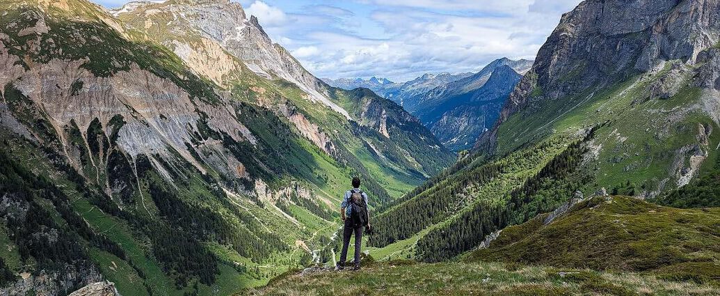 Ein Mann steht am Krater des Yasur auf Tanna in Vanuatu.