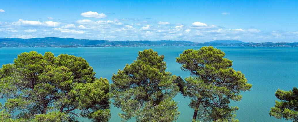 Ein Bild vom Ufer des Lago Trasimeno in Umbrien, Italien.