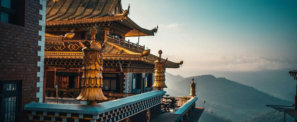 Ein Bild von Bhutan mit einem traditionellen Tempel in den Bergen.