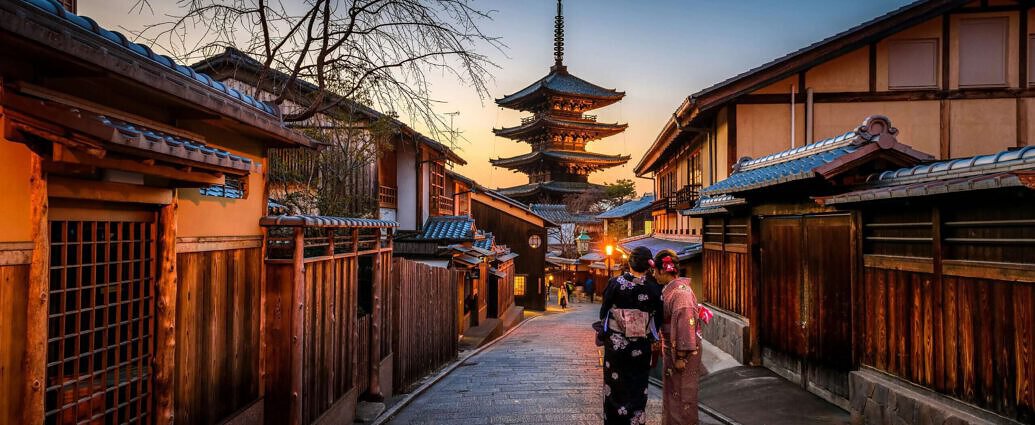 Ein Bild von Kyoto in Japan mit seinen traditionellen Tempeln und der typischen Umgebung.