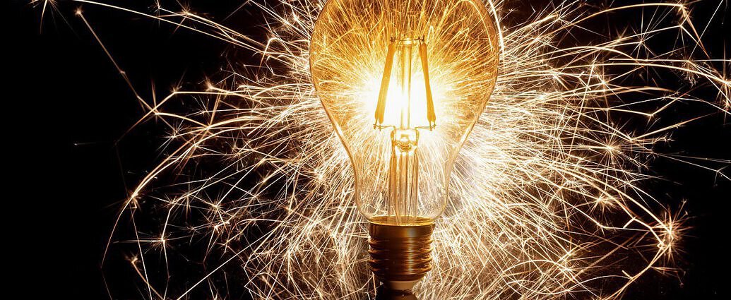 Eine Glühbirne, die wie ein Feuerwerk leuchtet.