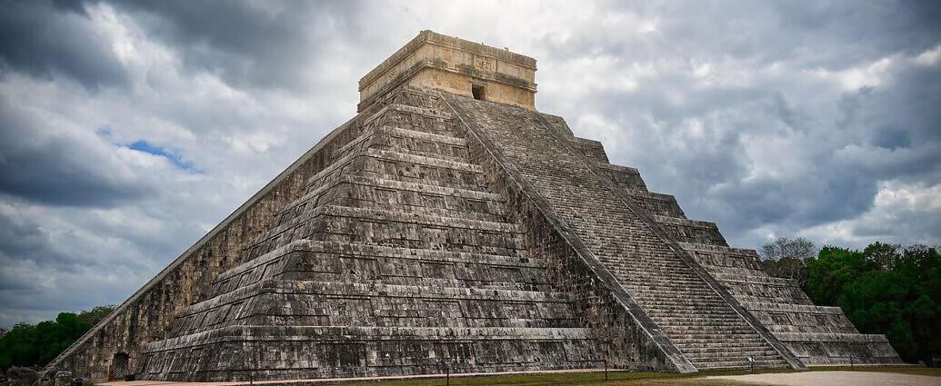 Ein Bild der Pyramide von Chichén Itzá in Mexiko.