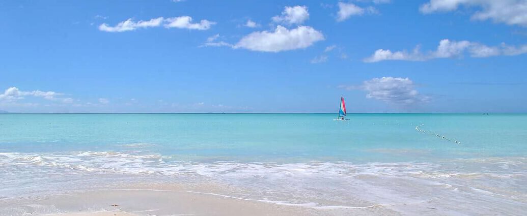 Hier sehen Sie ein Bild des Pink Sands Beach auf Harbour Island, Bahamas.