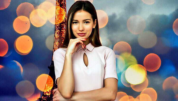 Eine junge Frau schaut dich an, im Hintergrund ist der Eiffelturm zu sehen.