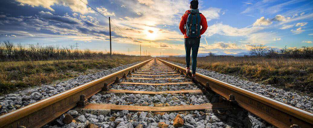 Ein Mann geht entlang der Bahngleise.