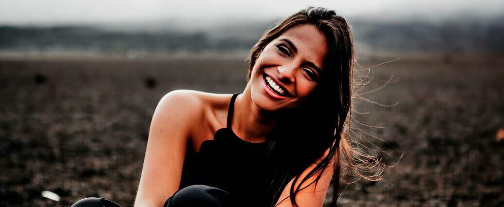 Eine junge Frau die Lachen tut, und sich freud.