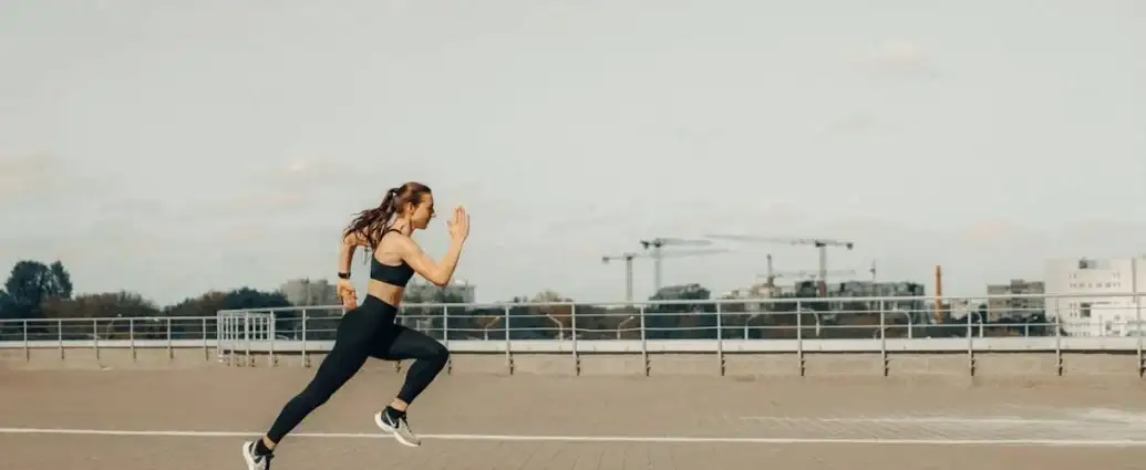 Eine junge Frau läuft schnell.