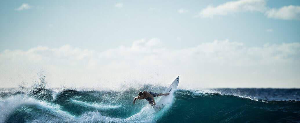 Ein Mann, der auf einer Welle surft.