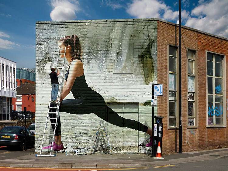 Wandbild mit einer jungen Frau.