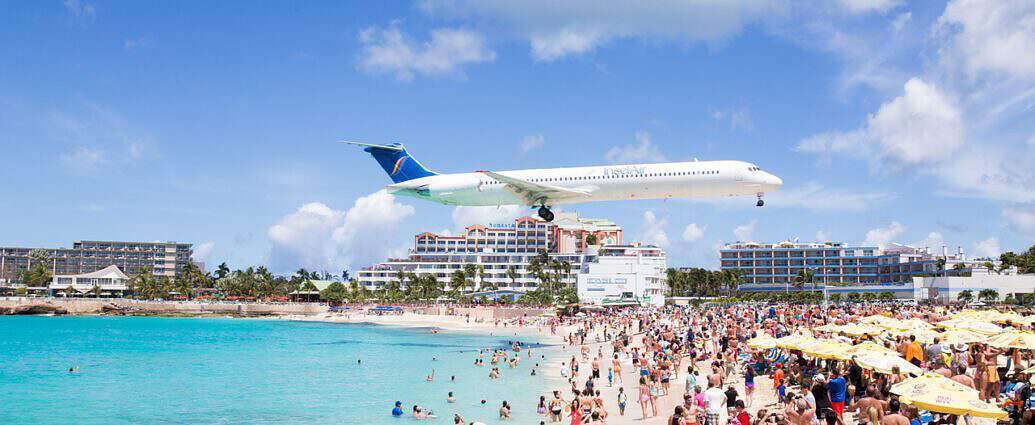 Ein Flugzeug landet über den Köpfen von Touristen am Maho Beach auf Sint Maarten.