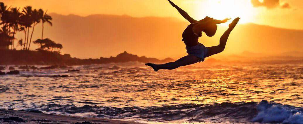 Eine Frau die vor Freude in die Luft springt