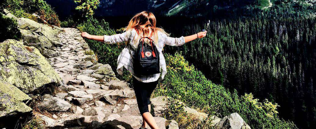 Frau läuft freudig über stein weg