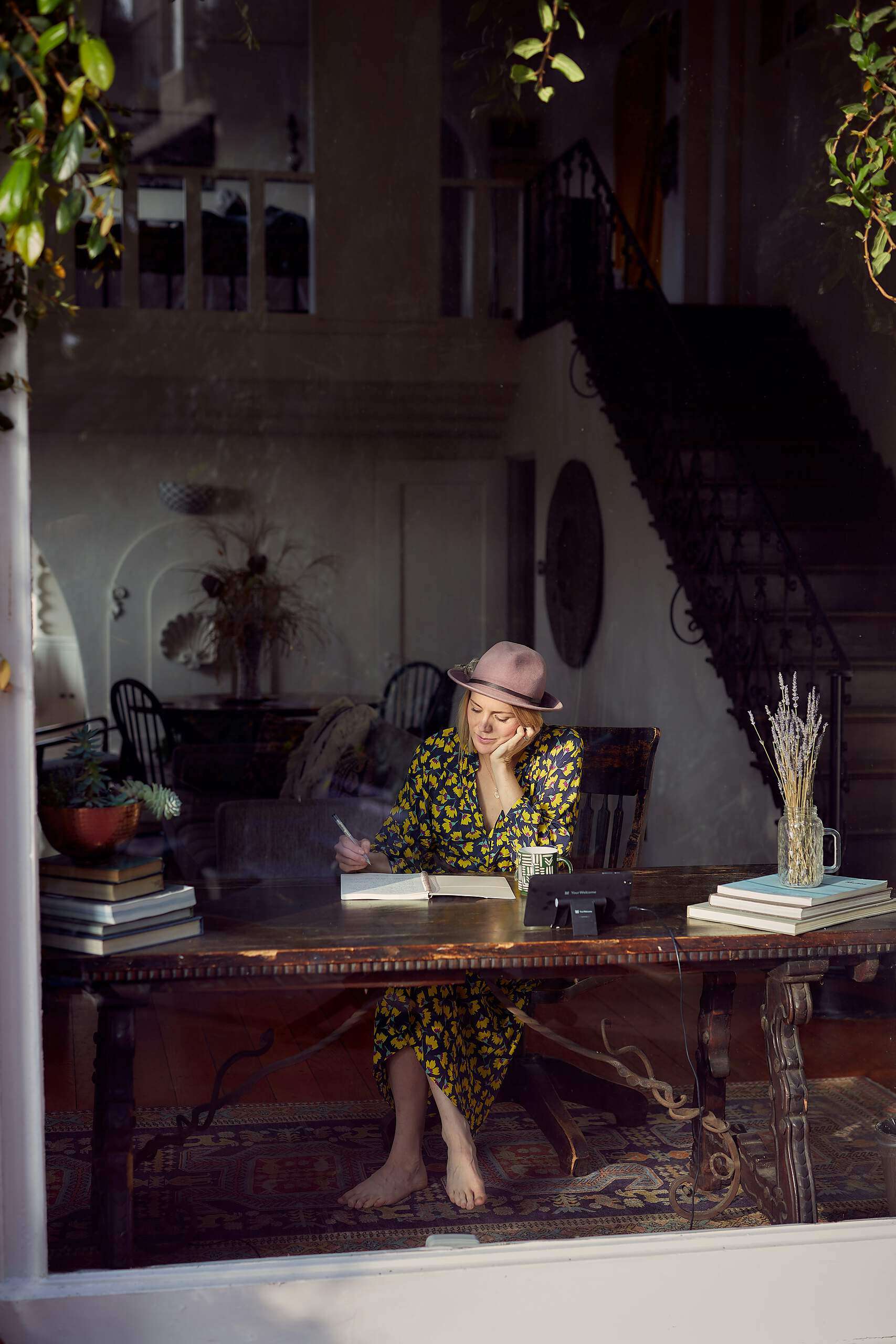 Eine Frau deie Nachdenklich etwas schreibt