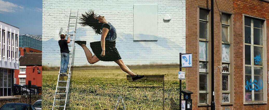 Wandbild mit einer jungen Frau die vor freude in die Luftspringt