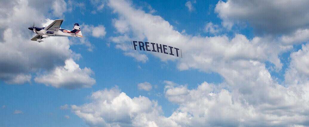 Ein Flugzeug mit einen Banner mit der Aufschrift Freiheit