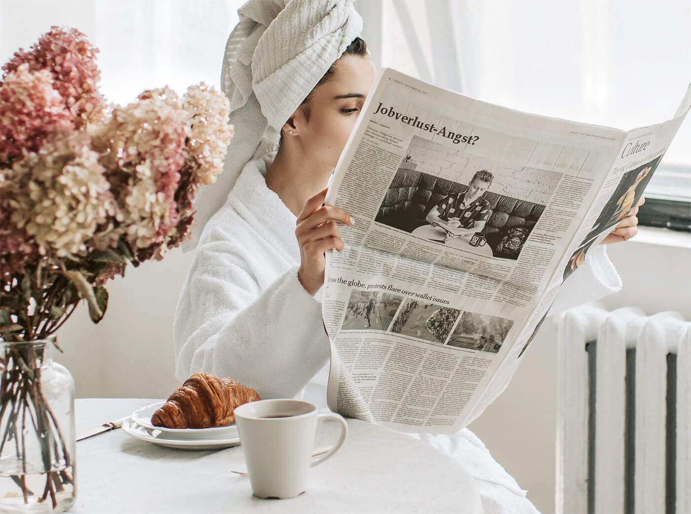 Frau im Morgenmantel liest Zeitung mit der Überschrift Jobverlust Angst.