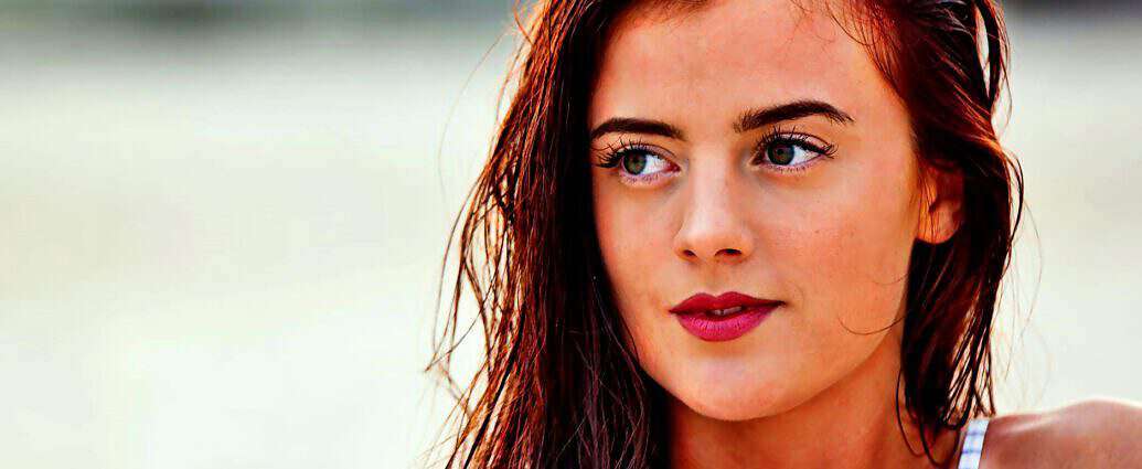 Das Gesicht einer jungen, schönen Frau.