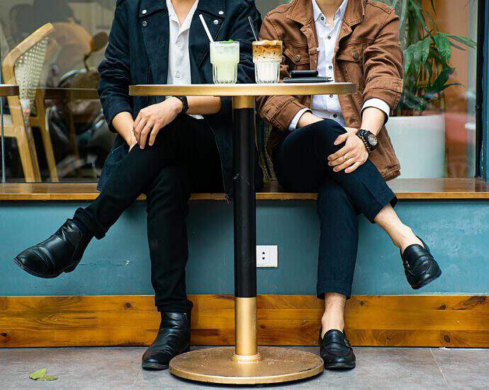 Ein Bild von einem Paar, das sich in einem Café entspannt.